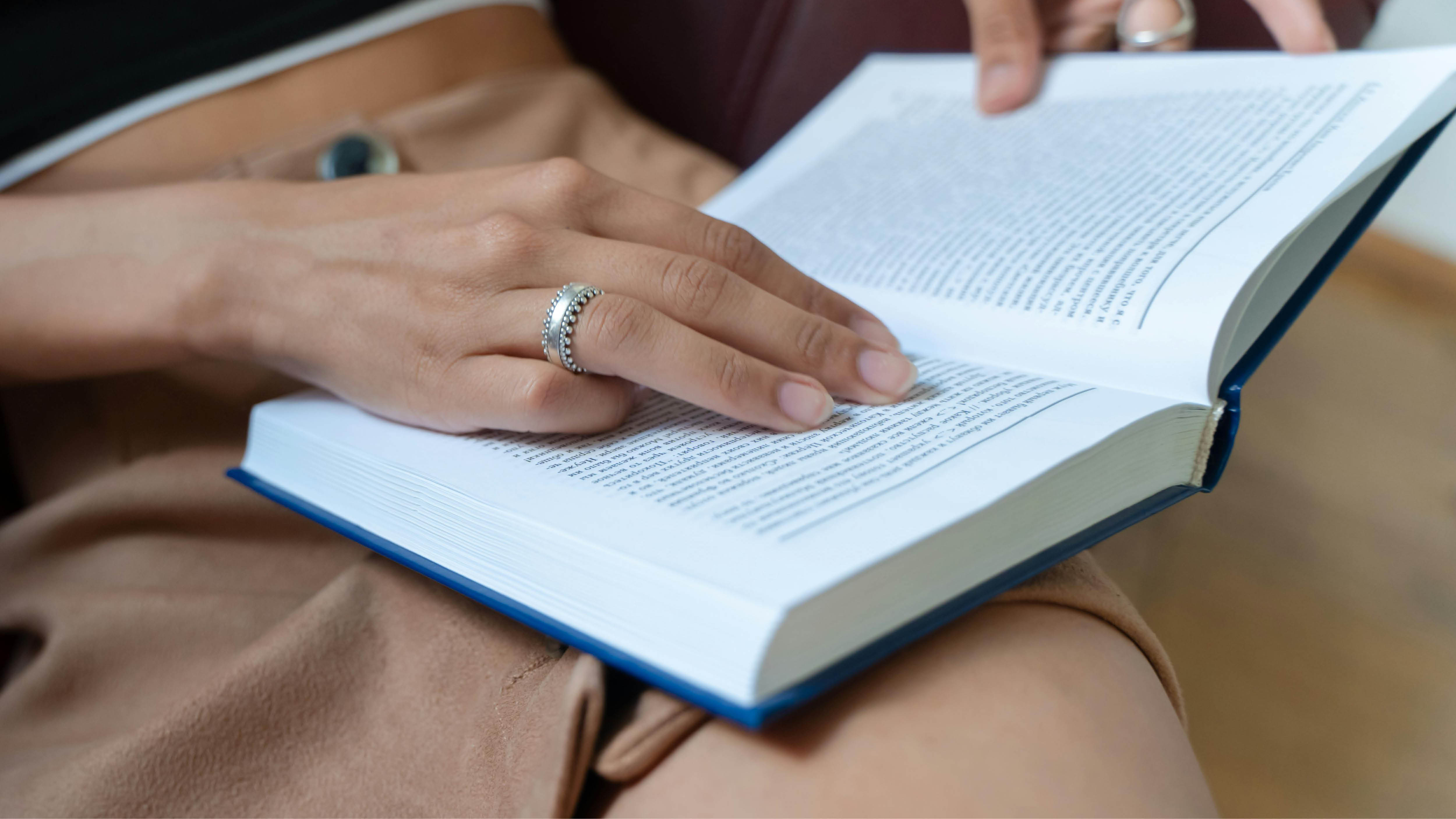 Foto: Yaroslav Shuraev, A Person Reading a Book · Free Stock Photo. 