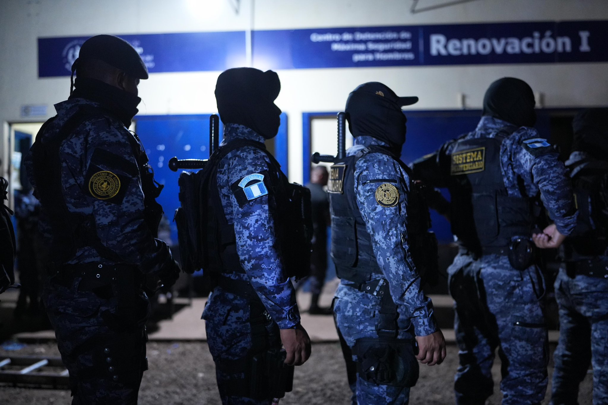 Agentes de seguridad realizan operativo en el interior de un centro carcelario en Guatemala.