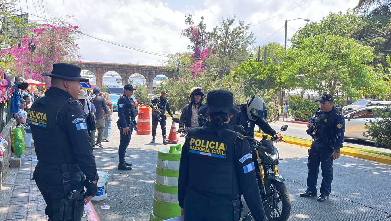 Operativos de la PNC en alrededores del Zoológico La Aurora por denuncias de cobros irregulares de parqueo en zona 13