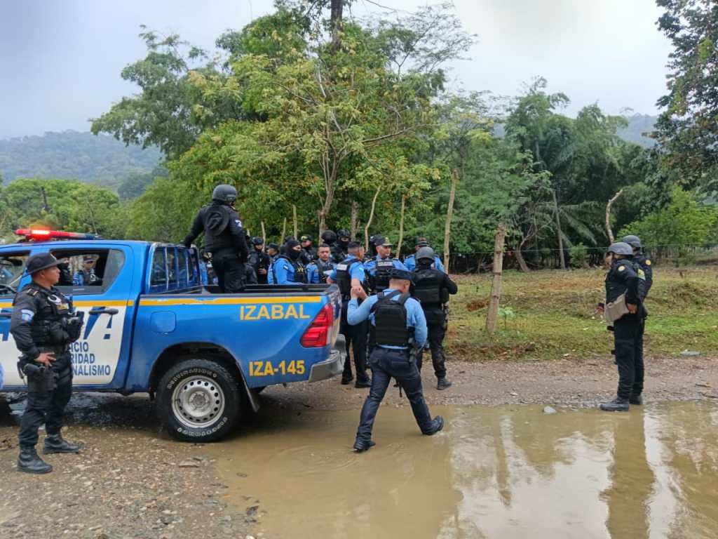 Elementos de las fuerzas de seguridad de Guatemala y Honduras resguardan la frontera de Corinto tras el ataque armado registrado en territorio hondureño.
