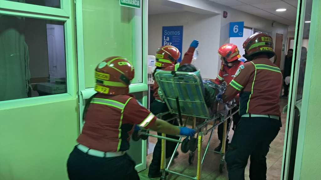 Paramédicos y bomberos municipales atienden a personas heridas tras incidente ocurrido en una vivienda de Villa Nueva.