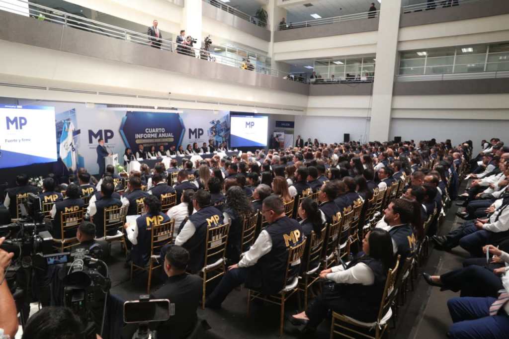 Fiscales y personal administrativo del Ministerio Público escuchan la presentación del informe de cierre de gestión de Consuelo Porras.