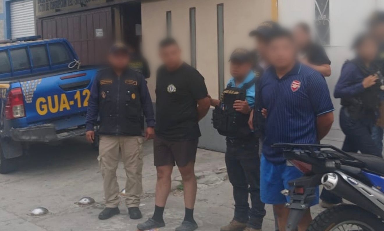 Fiscales del MP coordinaron con la PNC la captura de dos policías señalados de irrumpir en una vivienda de la zona 18, atacar a balazos a una mujer y abandonar su cadáver en Palencia. (Foto Prensa Libre: MP)