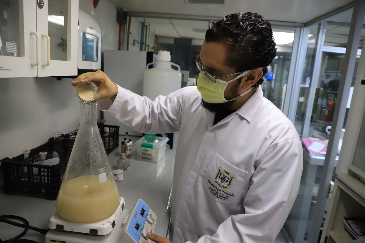 Investigadores de la Universidad del Valle de Guatemala, durante el proceso de producción de bioetanol en sus laboratorios. (Foto Prensa Libre: Cortesía uvg)