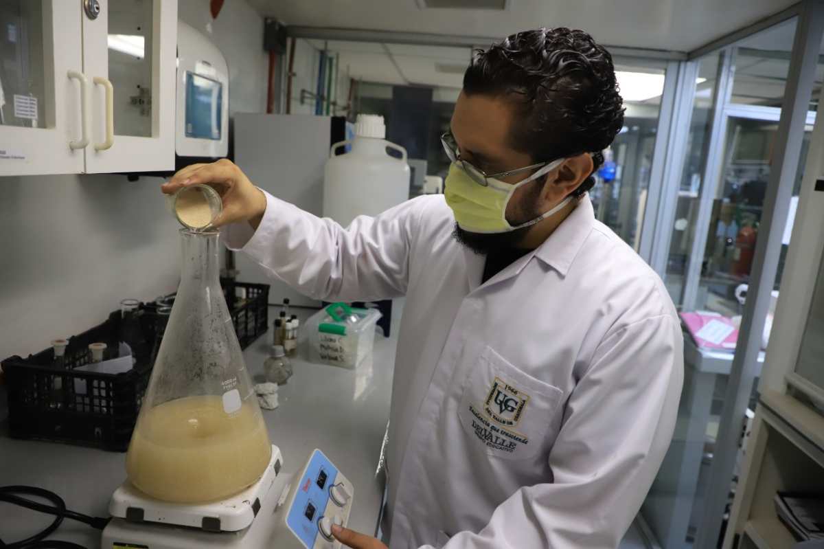 Investigadores de la Universidad del Valle de Guatemala, durante el proceso de producción de bioetanol en sus laboratorios. (Foto Prensa Libre: Cortesía uvg)