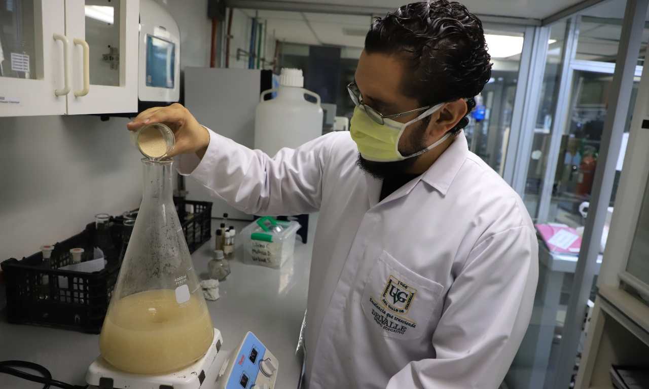 Investigadores de la Universidad del Valle de Guatemala, durante el proceso de producción de bioetanol en sus laboratorios. (Foto Prensa Libre: Cortesía uvg)