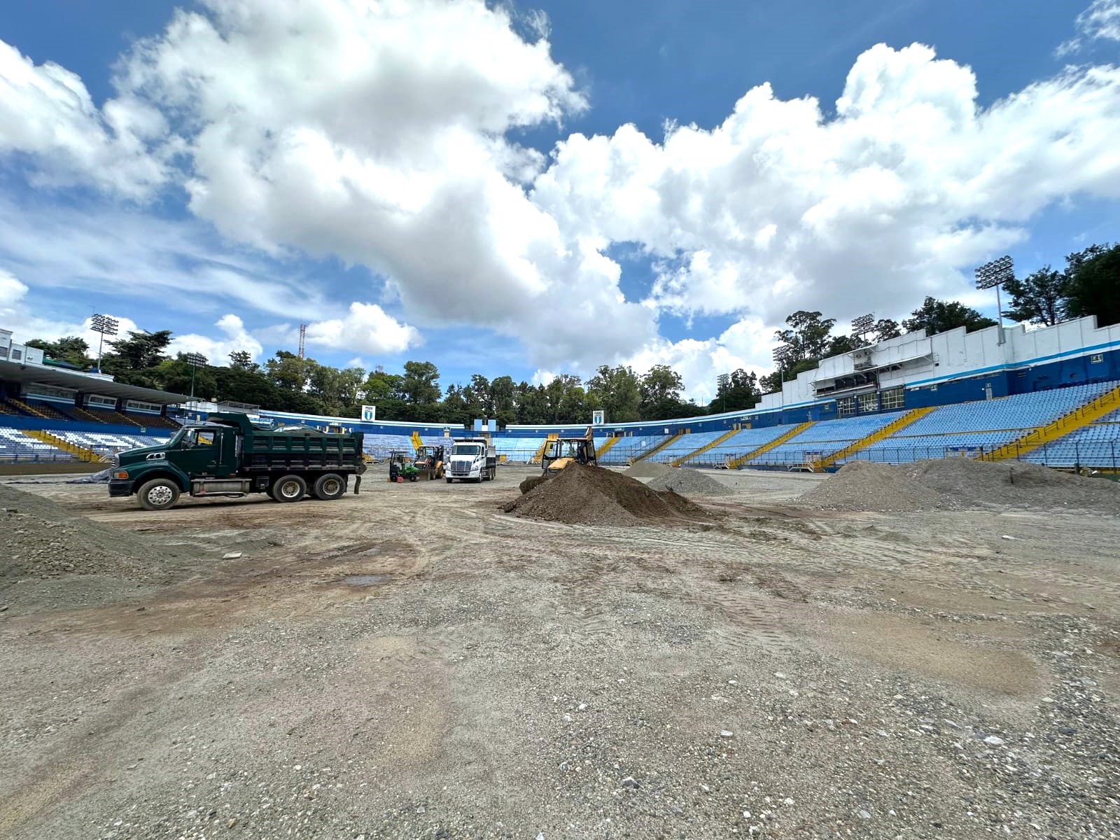 Acumulación de tierra y camión en el centro del estadio por trabajos inconclusos de remodelación.