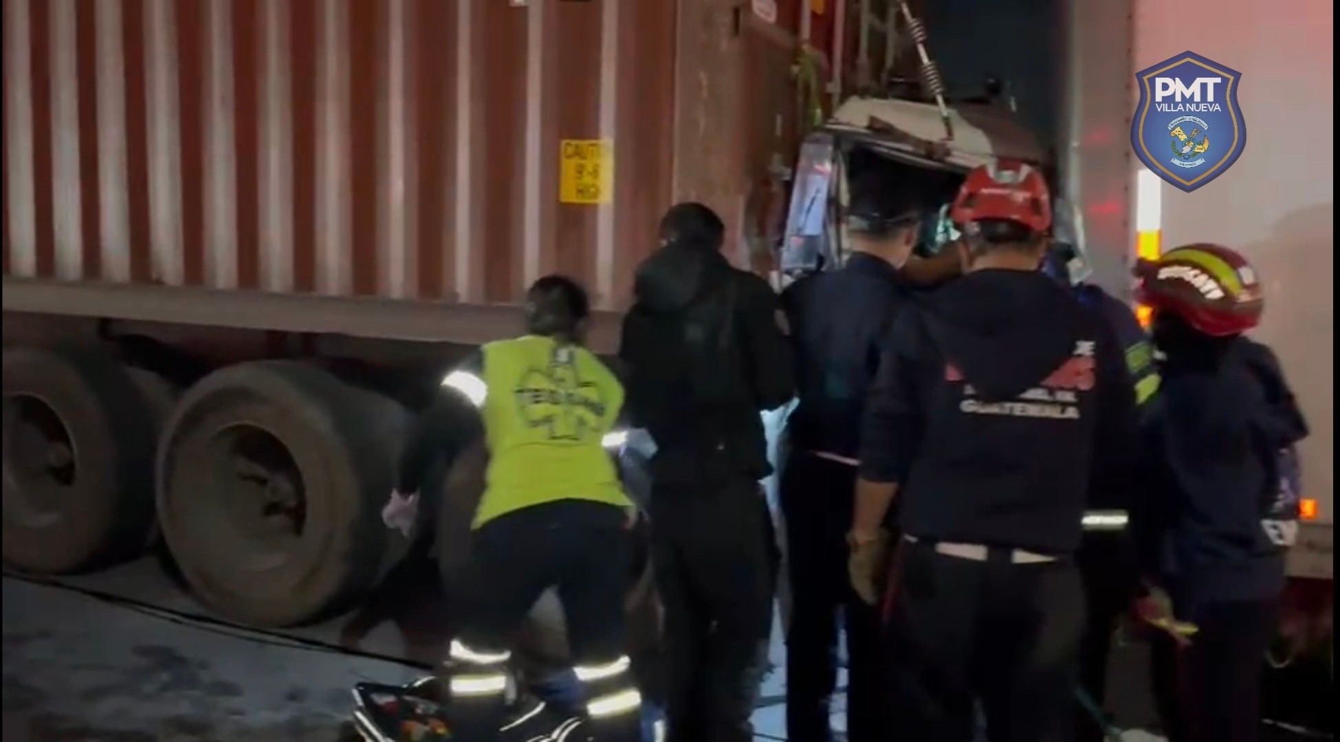 Ruta al Pacífico: choque contra tráiler averiado deja dos heridos y filas desde Amatitlán