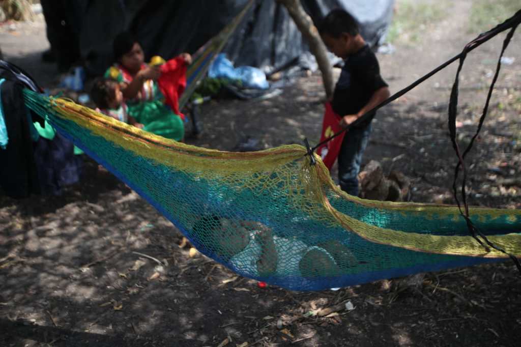 Un niño descansa en una hamaca dentro de la comunidad San José Las Lágrimas, después del ataque armado que dejó viviendas incendiadas y familias desplazadas en la frontera con Honduras.