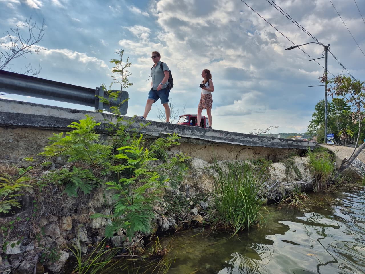 Socavamiento debajo del puente relleno que conecta Santa Elena con la isla de Flores, Petén.