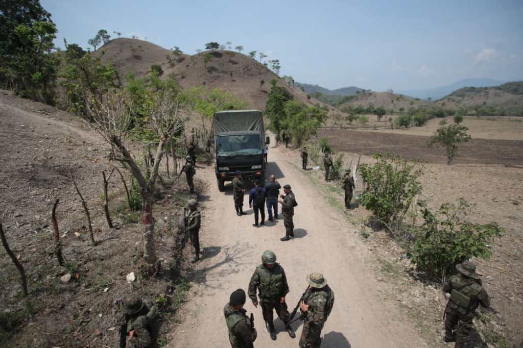 Soldados del Ejército de Guatemala mantienen vigilancia en el área fronteriza de San José Las Lágrimas, Esquipulas, después del ataque armado atribuido a una estructura criminal.