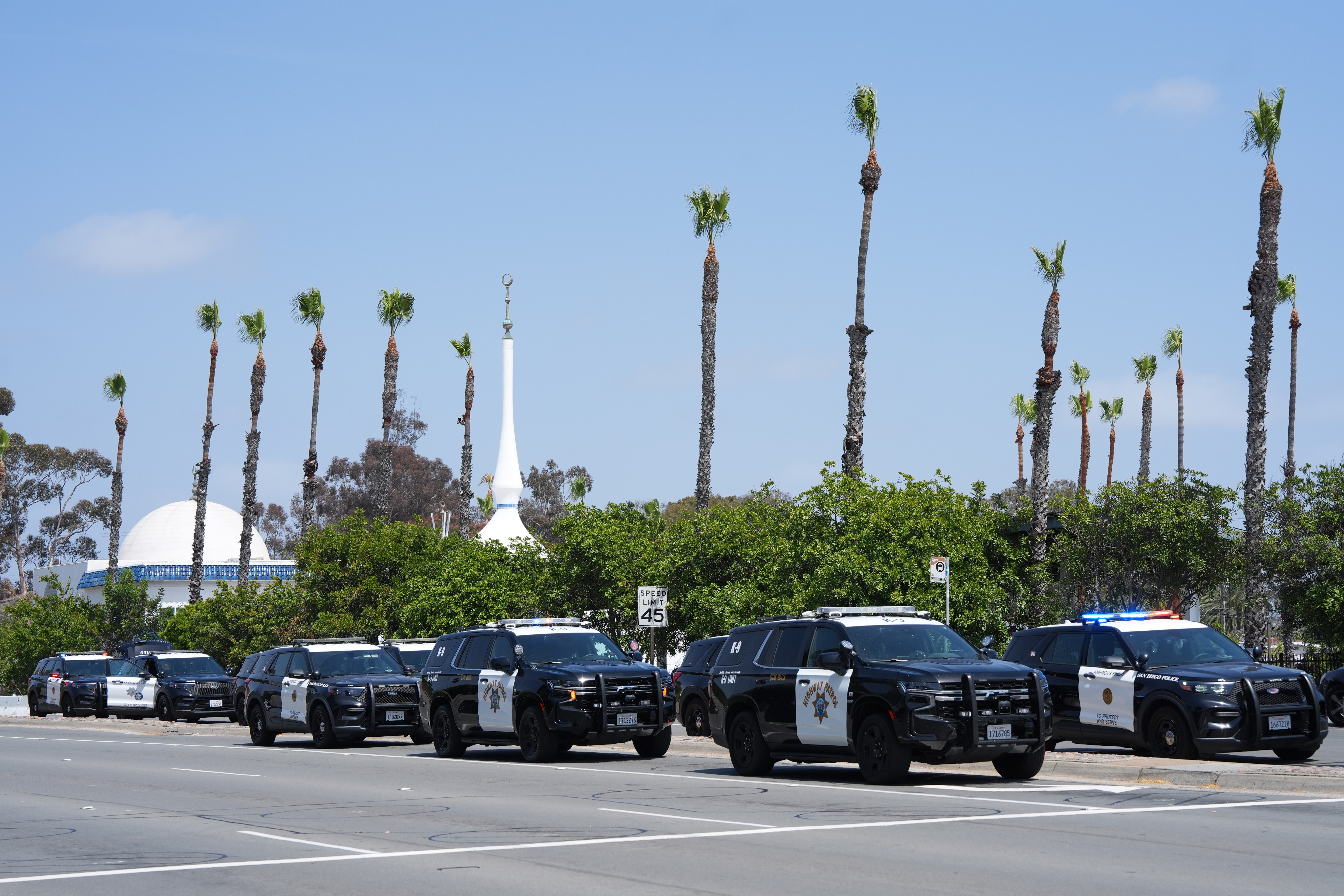 Al menos cinco muertos, dos de ellos los tiradores, en ataque a una mezquita en San Diego