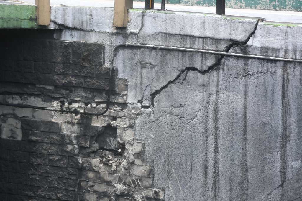 Grietas en paso a desnivel Lomas del Norte zona 17 Ciudad de Guatemala fisuras estructurales mayo 2026