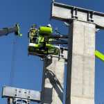 Técnicos instalan componentes electromecánicos y poleas gigantes del sistema AeroMetro en la zona 9 de Ciudad de Guatemala.