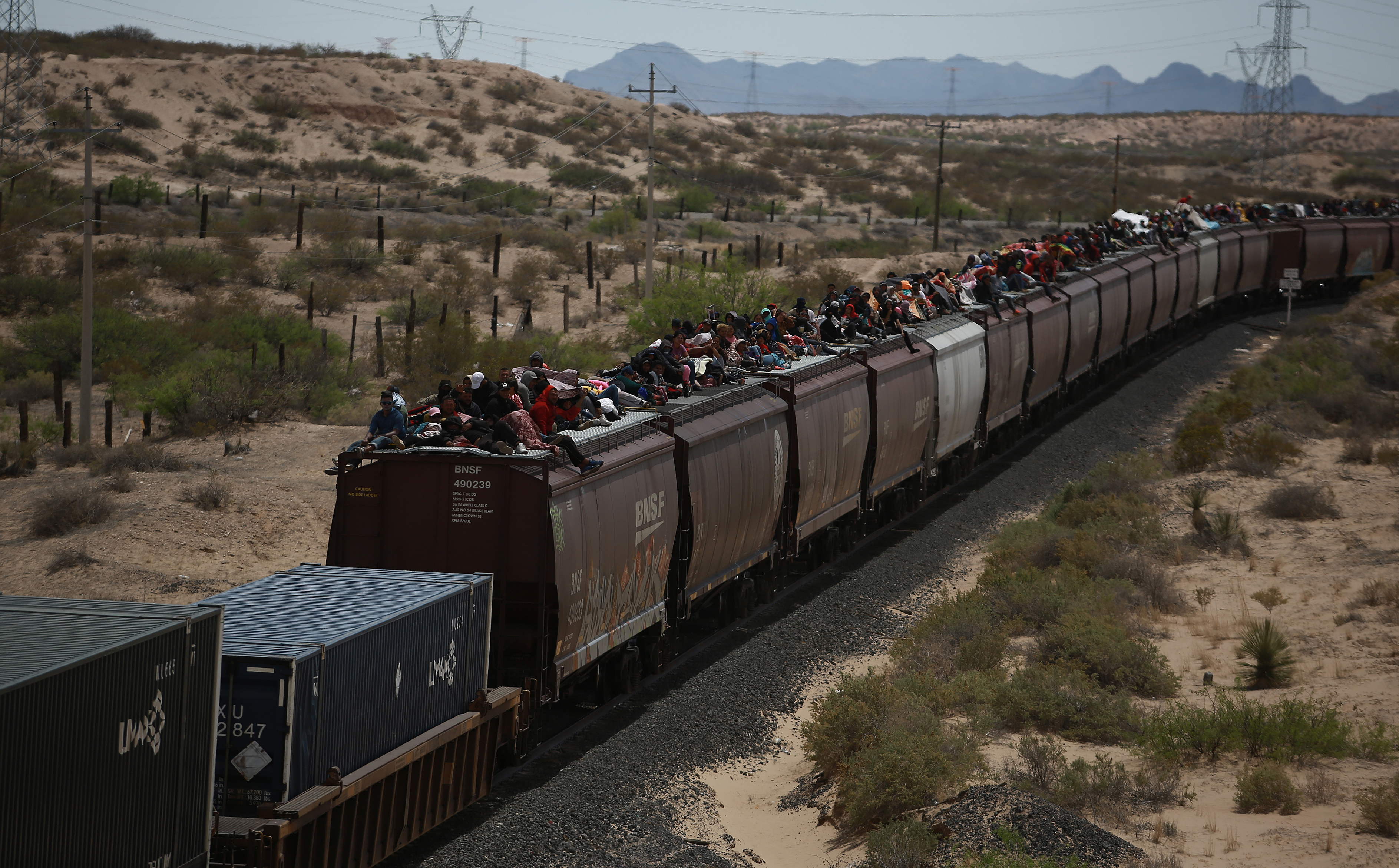 Miles de migrantes que llegan en tren a mexicana Ciudad Juárez deambulan por el río Bravo
