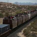 Miles de migrantes que llegan en tren a mexicana Ciudad Juárez deambulan por el río Bravo