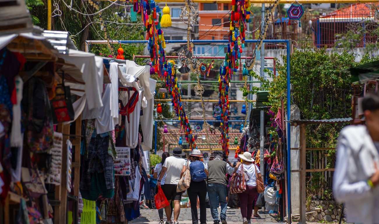 Turismo destino turístico con vista de visitantes y artesanías F cortesía Inguat