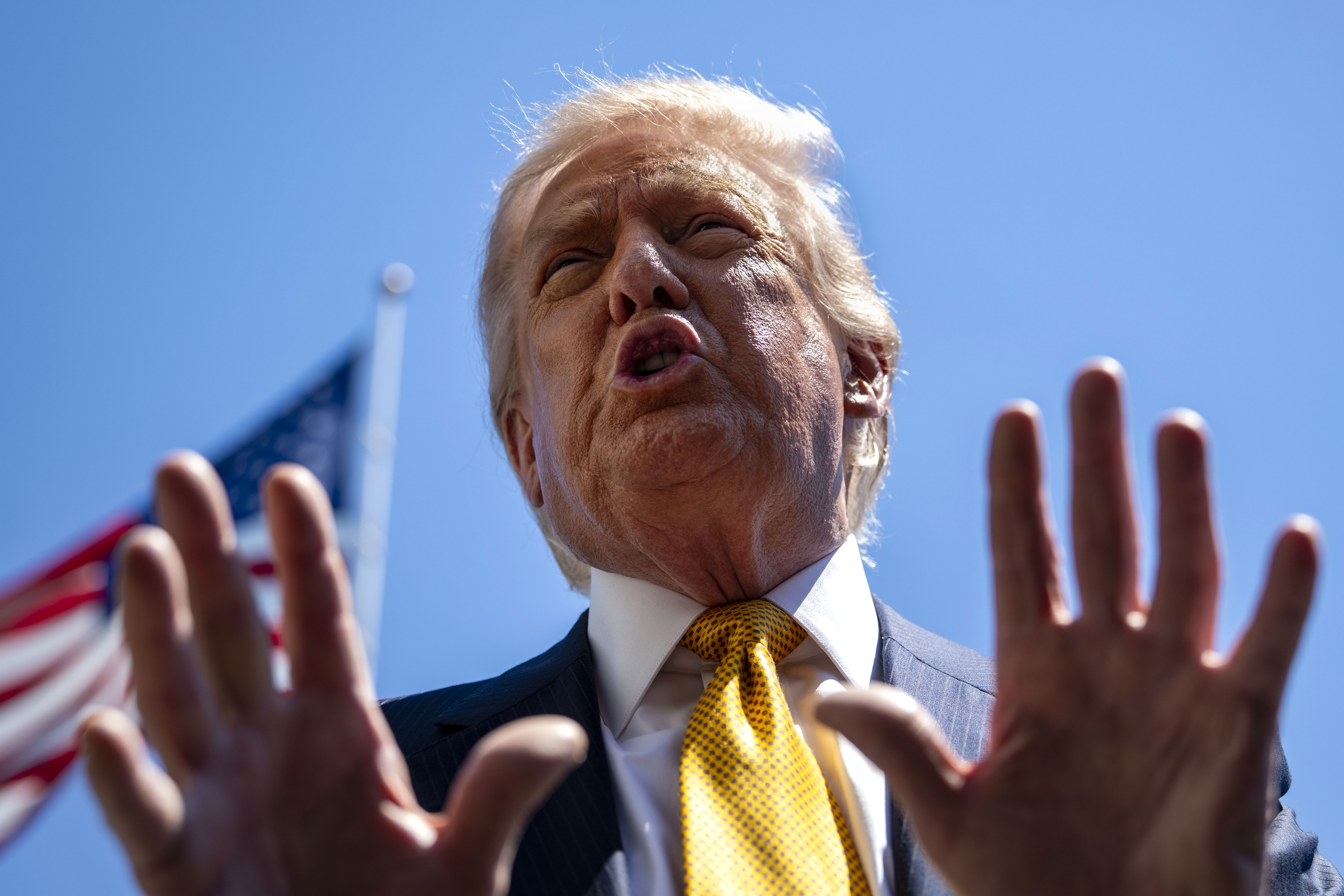 El presidente de EE. UU., Donald Trump, habla con la prensa antes de viajar a China para reunirse con el mandatario chino, Xi Jinping. (Foto: Prensa Libre: EFE)