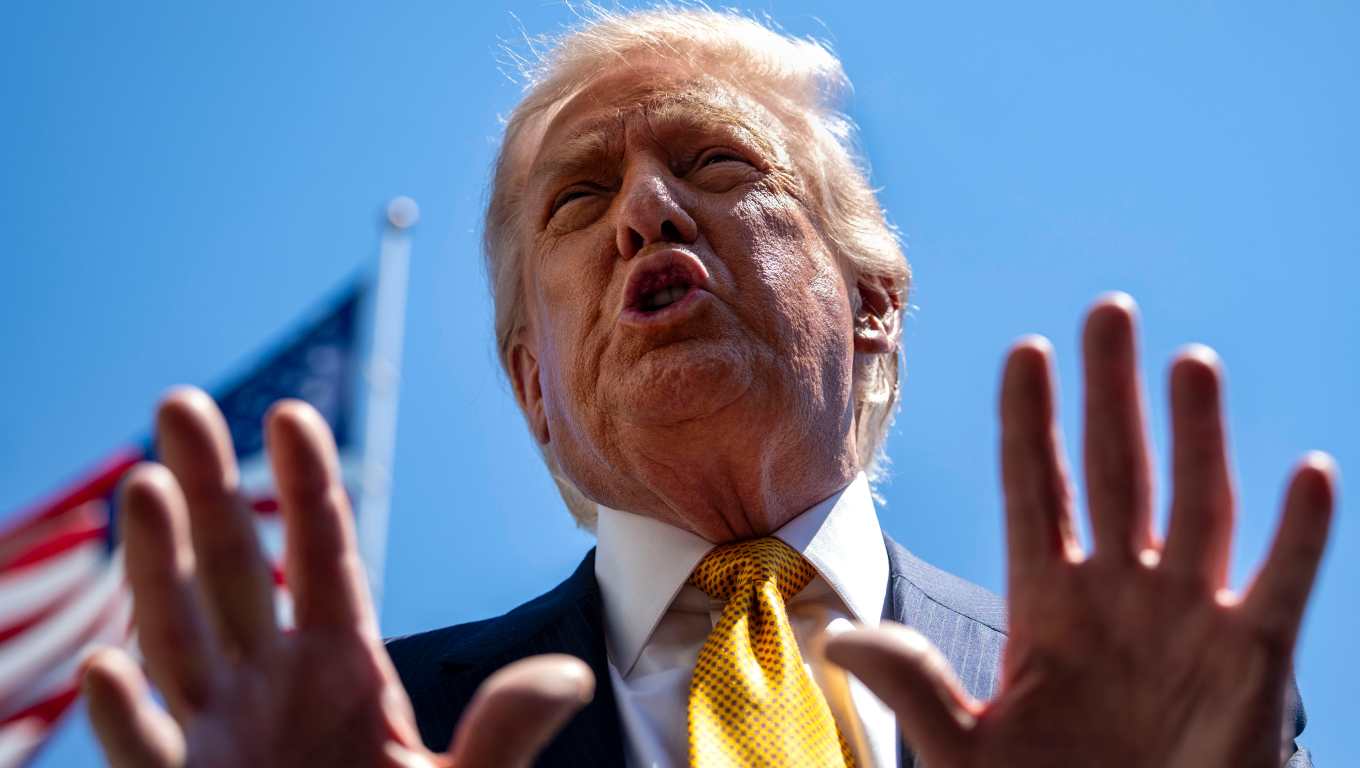 El presidente de EE. UU., Donald Trump, habla con la prensa antes de viajar a China para reunirse con el mandatario chino, Xi Jinping. (Foto: Prensa Libre: EFE)