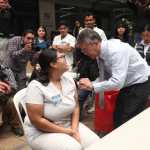 El ministro de Salud, Joaquín Barnoya, vacuna a una estudiante en el CUM durante jornada de inmunización en Guatemala
