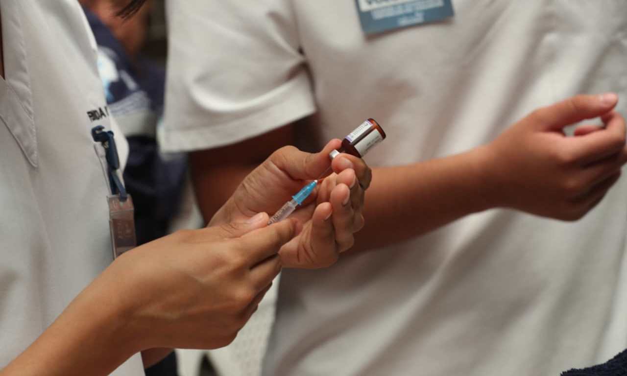 Trabajadora de Salud extrae una dosis de vacuna contra el sarampión durante campaña de vacunación en Guatemala