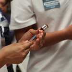 Trabajadora de Salud extrae una dosis de vacuna contra el sarampión durante campaña de vacunación en Guatemala