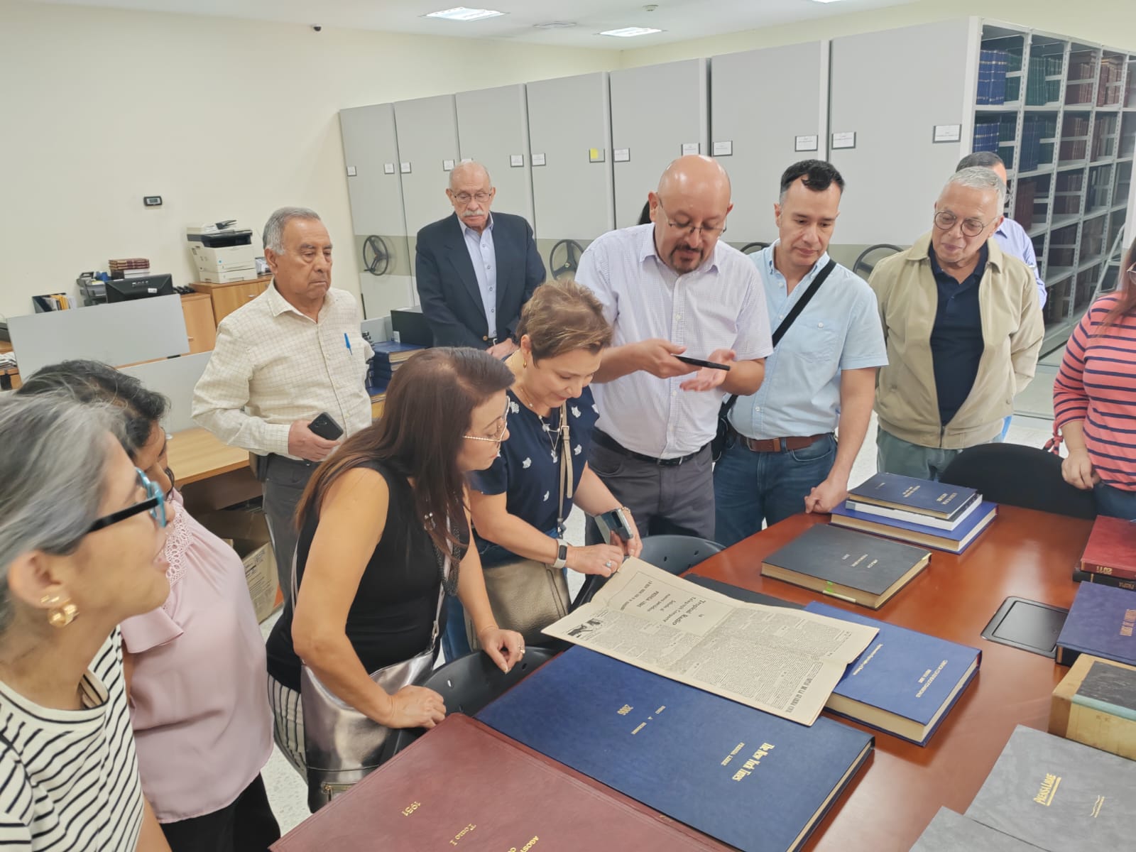 Suscriptores visitan la hemeroteca de Prensa Libre. (Foto Prensa Libre)