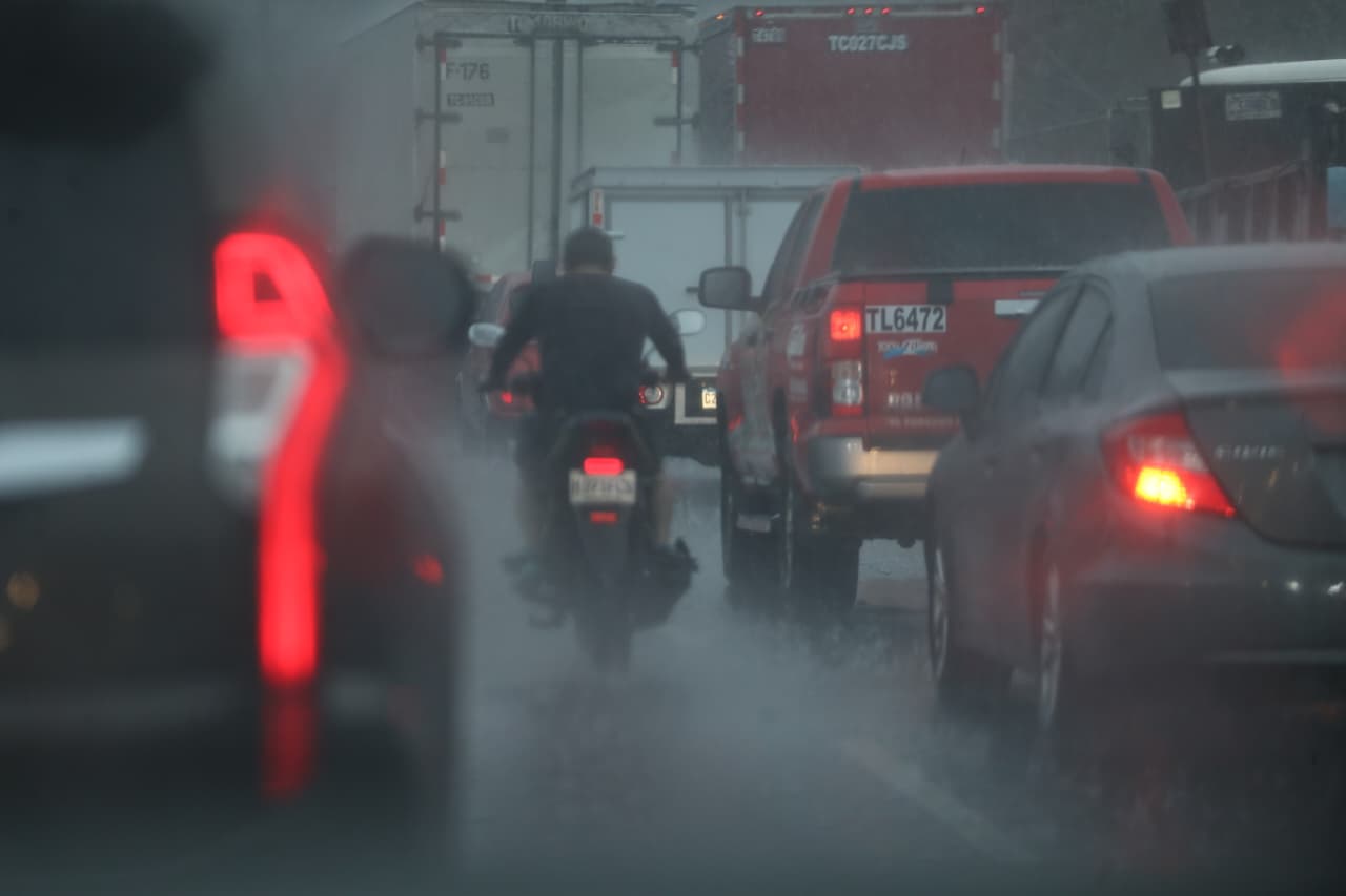 Tormentas eléctricas y fuertes lluvias afectan varias zonas de la capital