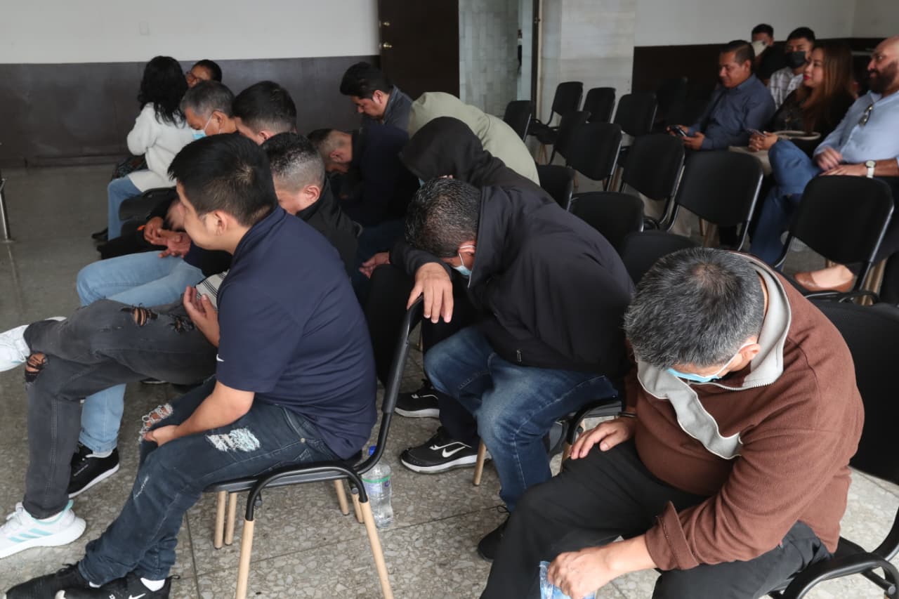 Los implicados en el caso Piratas de la Muerte comparecen durante la audiencia en la que el juez autorizó la imputación de nuevos hechos. (Foto Prensa Libre: Moisés Xec)