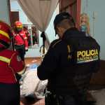 Policía y socorristas observan la escena del ataque. (Foto: Bomberos Municipales)