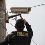 Agentes de la PNC retiran cámaras instaladas por pandillas en la vía pública, utilizadas para vigilar puntos de venta de droga y controlar territorios.