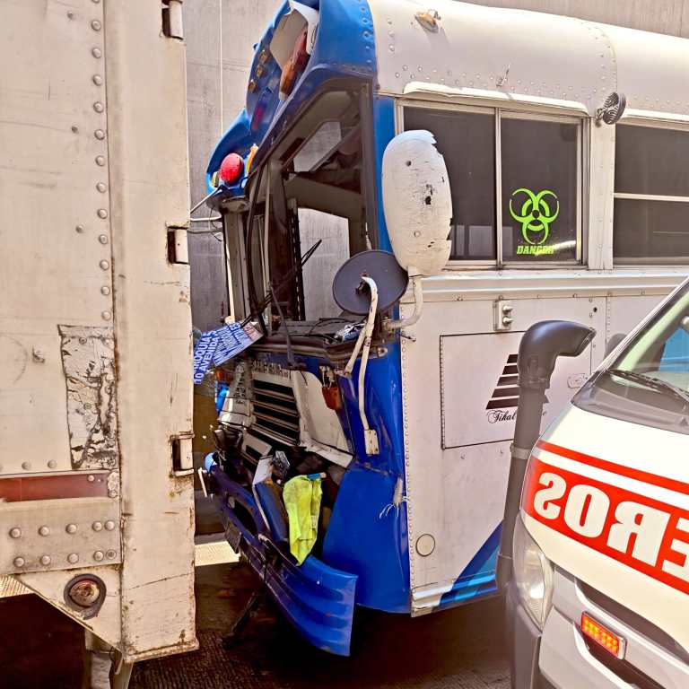 Choque entre unidad de Transurbano y tráiler deja más de 1