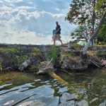 Turista observa los daños estructurales y grietas en el puente de acceso a Isla de Flores, Petén.