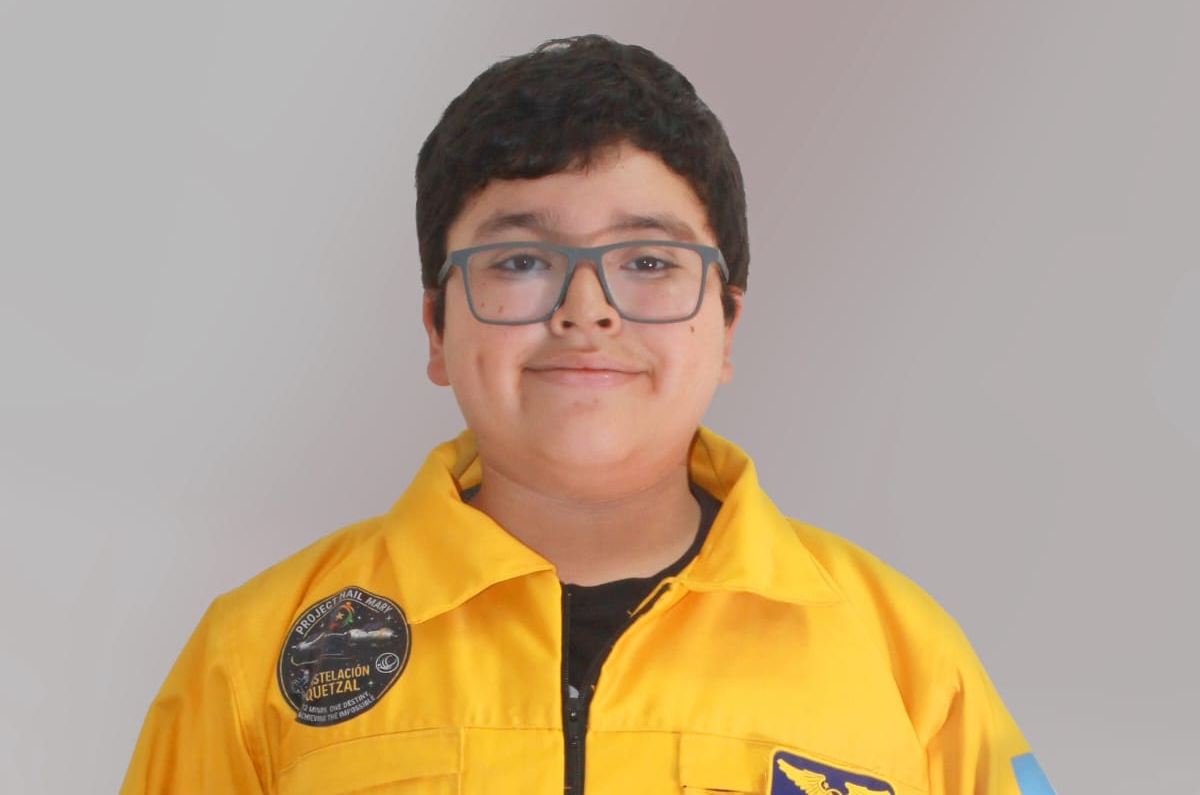 David López recibe un certificado que lo identifica como ganador de Oro en la categoría de Storytelling.  (Foto Prensa Libre: cortesía familia López)