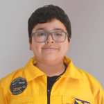 David López recibe un certificado que lo identifica como ganador de Oro en la categoría de Storytelling. (Foto Prensa Libre: cortesía familia López)
