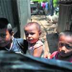 Niños de la aldea las Casitas en el municipio de Gualan el niño padece de desnutrición tiene problemas con alimentación el gobierno no le ha llevado ayuda.
Fotografía. Erick Avila: 22/05/2020