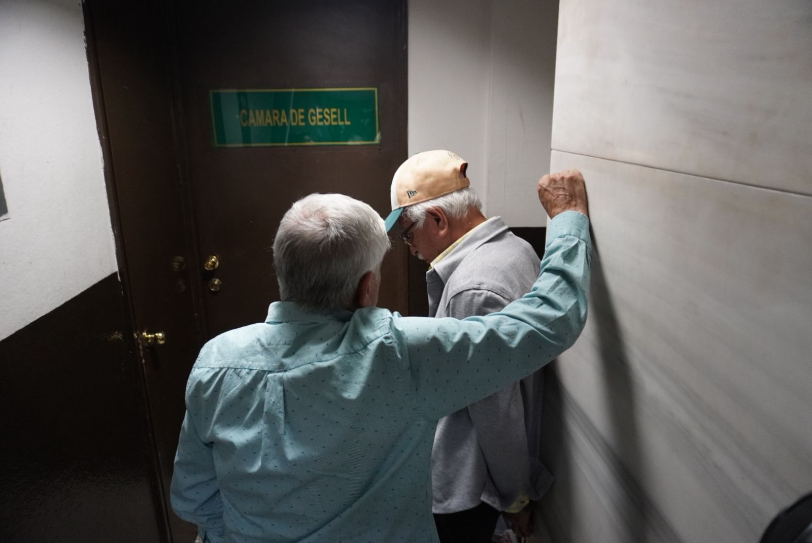 Carlos Ovidio Acevedo espera ingresar a la sala de audiencias, donde enfrenta un proceso penal por arrollar a un motorista en la zona 9 capitalina. (Foto Prensa Libre: Javier González)