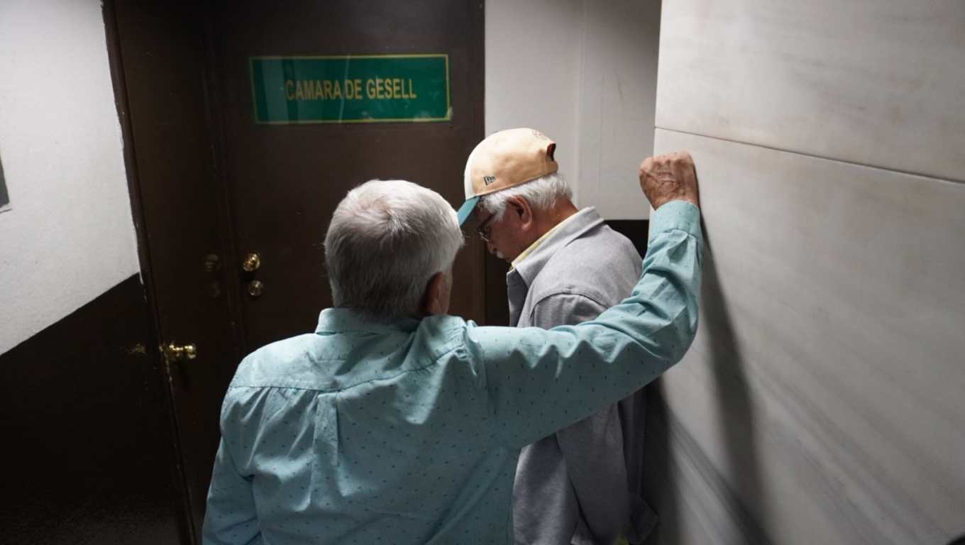 Carlos Ovidio Acevedo espera ingresar a la sala de audiencias, donde enfrenta un proceso penal por arrollar a un motorista en la zona 9 capitalina. (Foto Prensa Libre: Javier González)