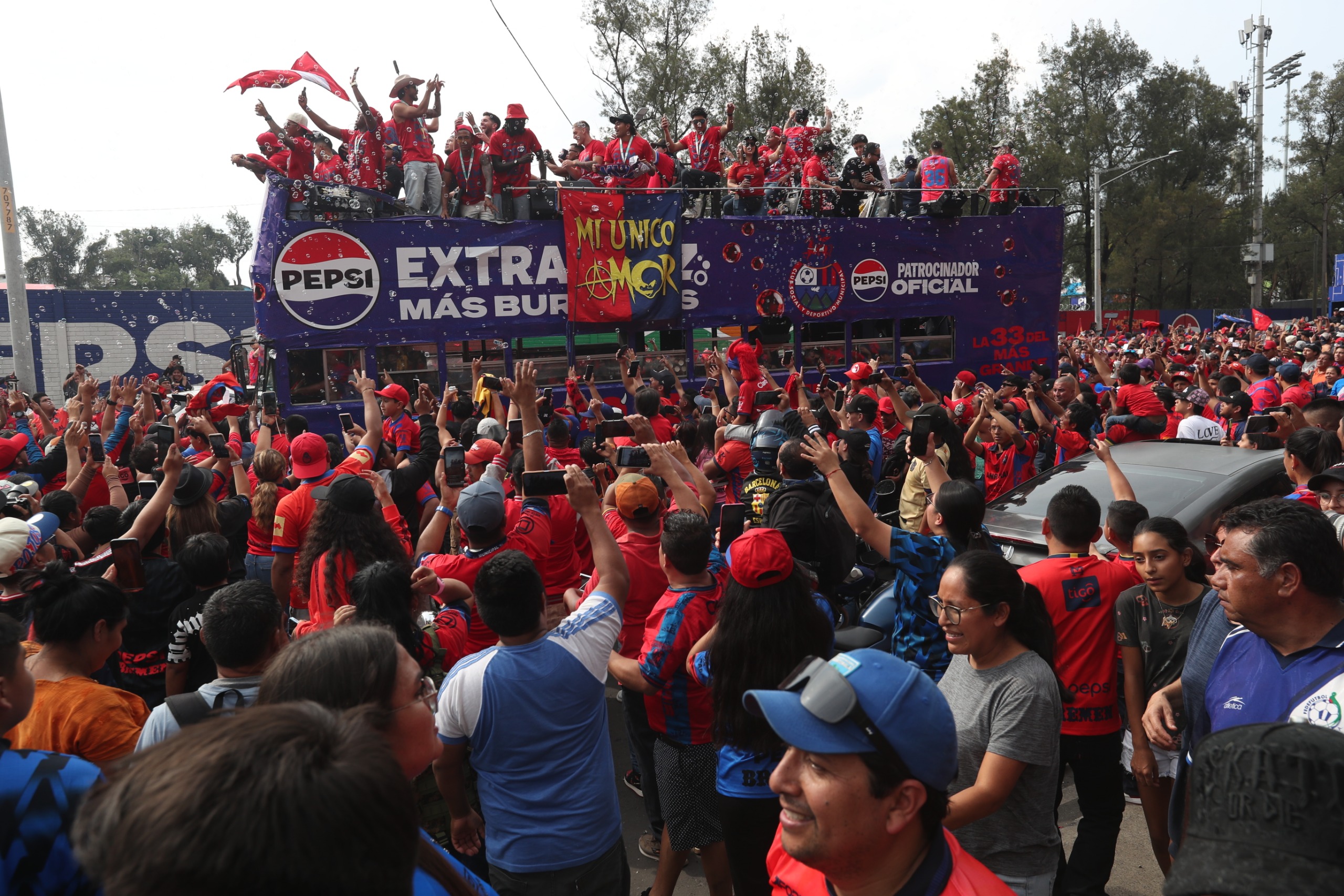 Aficionados de Municipal celebran en el estadio Manuel Felipe Carrera la conquista del título 33 del club, obtenido tras vencer a Xelajú MC en Quetzaltenango. (Foto Prensa Libre: Moisés Xec)