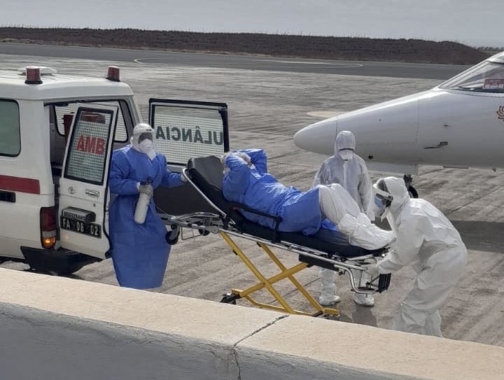 Evacúan a tres pacientes sospechosos de hantavirus del crucero anclado en la costa de Cabo Verde