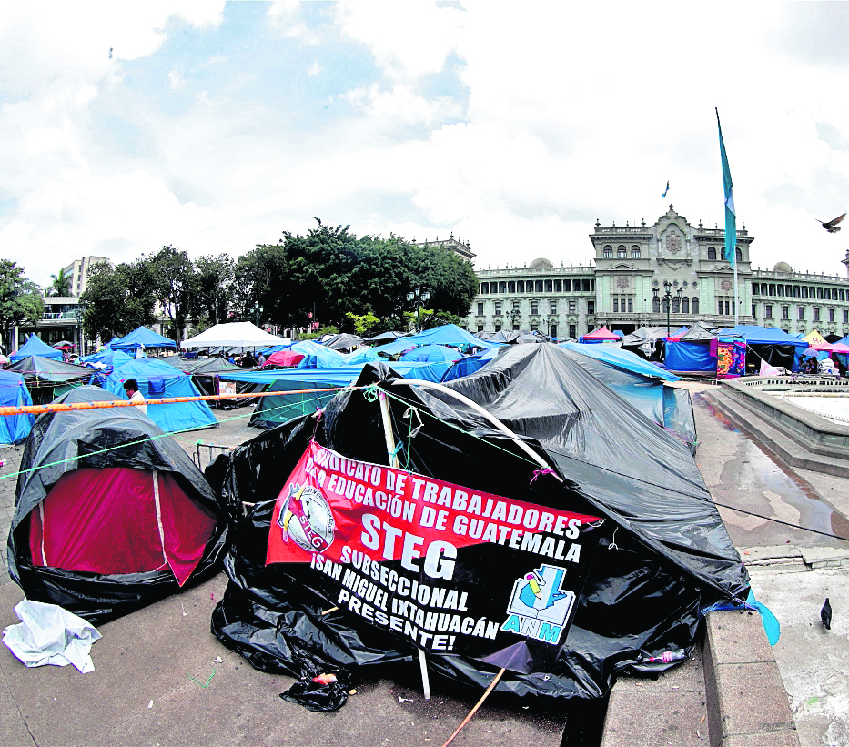 Maestros afiliados al Sindicato de Trabajadores de la Educación de Guatemala (STEG) pernoctan por tiempo indefinido, se instalan con tiendas de campaña y carpas improvisadas en la Plaza de la Constitución. Fotografía Esbin Garcia 07-06 -25