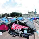 Maestros afiliados al Sindicato de Trabajadores de la Educación de Guatemala (STEG) pernoctan por tiempo indefinido, se instalan con tiendas de campaña y carpas improvisadas en la Plaza de la Constitución.
Fotografía Esbin Garcia 07-06 -25