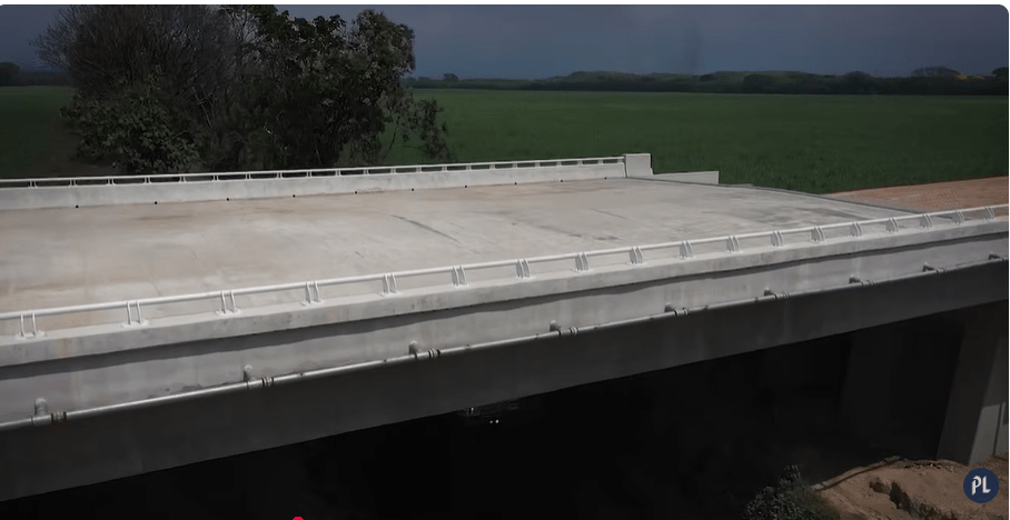 Uno de los 23 puentes construidos como parte de la autopista privada Xochi, Corredor de las Flores. (Foto, Prensa Libre: Guatemala No Se Detiene)