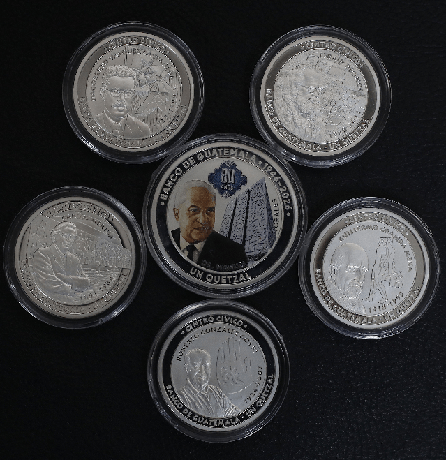 En el centro destaca la imagen de la moneda conmemorativa por los 80 años del Banco de Guatemala, rodeada por las cinco piezas de la serie dedicada al Centro Cívico. (Foto, Prensa Libre: Esbin García)