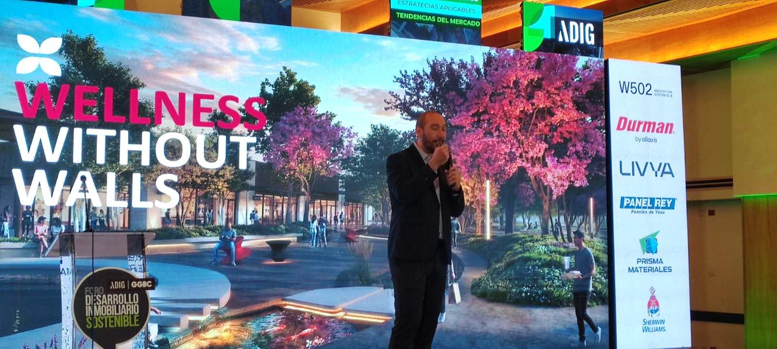 Giulio Pierattini, executive director of Ciudad Xochi, presents the concept of the new city during the V Sustainable Real Estate Development Forum 2026. (Photo, Prensa Libre: Glenda Burrión)