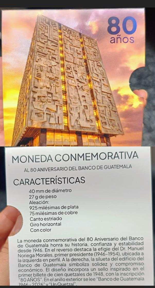 La caja de presentación de la moneda conmemorativa por los 80 años del Banco de Guatemala exhibe al frente una imagen del edificio del banco y, en la parte posterior, las especificaciones de la pieza: peso, dimensiones y aleación, entro otros. (Foto, Prensa Libre: Glenda Burrión)