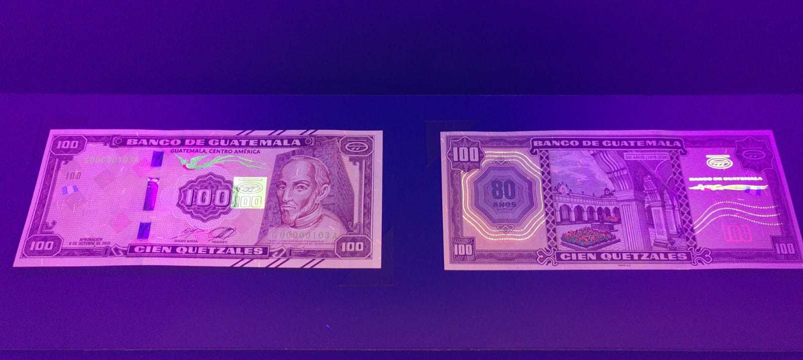 bajo luz ultravioleta, el billete revela elementos fluorescentes que permiten una verificación adicional de seguridad. (Foto, Prensa Libre: Glenda Burrión)