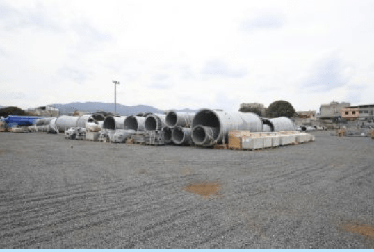 Torres de hierro galvanizado que sostendrán el sistema del AeroMetro permanecen almacenadas en el complejo logístico mientras avanza el montaje electromecánico en las estaciones Plaza España y Tecún Umán (Foto, Prensa Libre: Javier González)