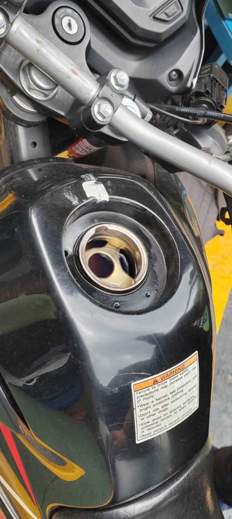 Motocicleta es abastecida de combustible con mezcla de etanol. (Foto, Prensa Libre: Glenda Burrión)