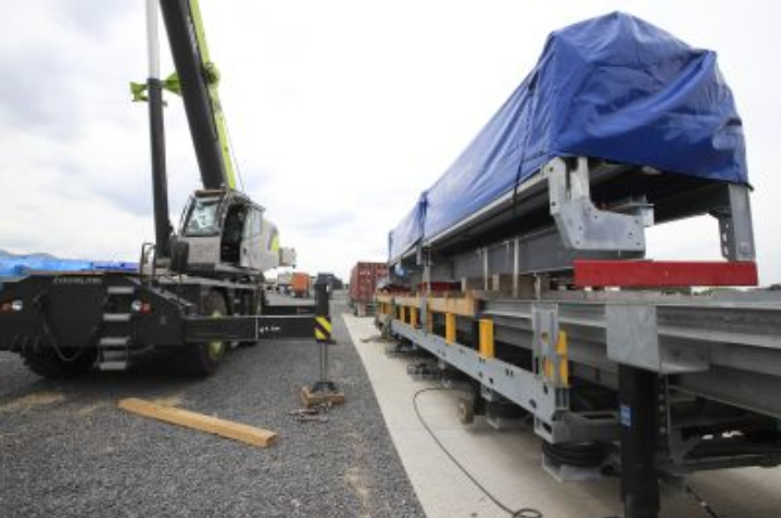 La maquinaria “Simplex”, utilizada para agilizar la descarga de contenedores del AeroMetro, permanecía cubierta con una lona azul durante la visita debido a que ese día no estaba en operación. (Foto, Prensa Libre: Javier Gónzález)